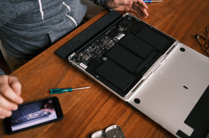 repairing mac laptop